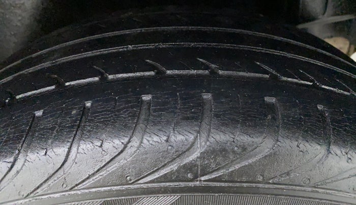 2014 Volkswagen Vento HIGHLINE DIESEL, Diesel, Manual, 81,126 km, Left Rear Tyre Tread