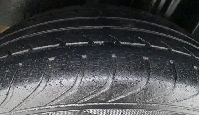 2014 Volkswagen Vento HIGHLINE DIESEL, Diesel, Manual, 81,126 km, Right Rear Tyre Tread