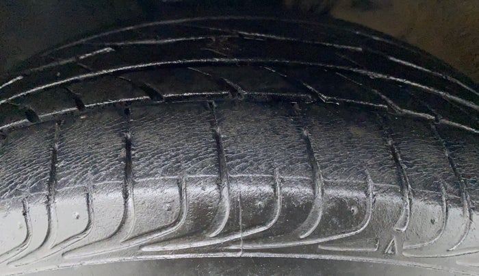 2014 Volkswagen Vento HIGHLINE DIESEL, Diesel, Manual, 81,126 km, Left Front Tyre Tread