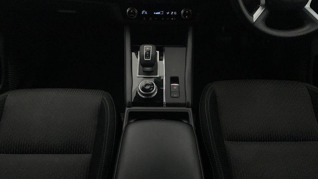 2022 Mitsubishi Outlander Es 7 Seat (AWD), Automatic, 56136 km, Center Console