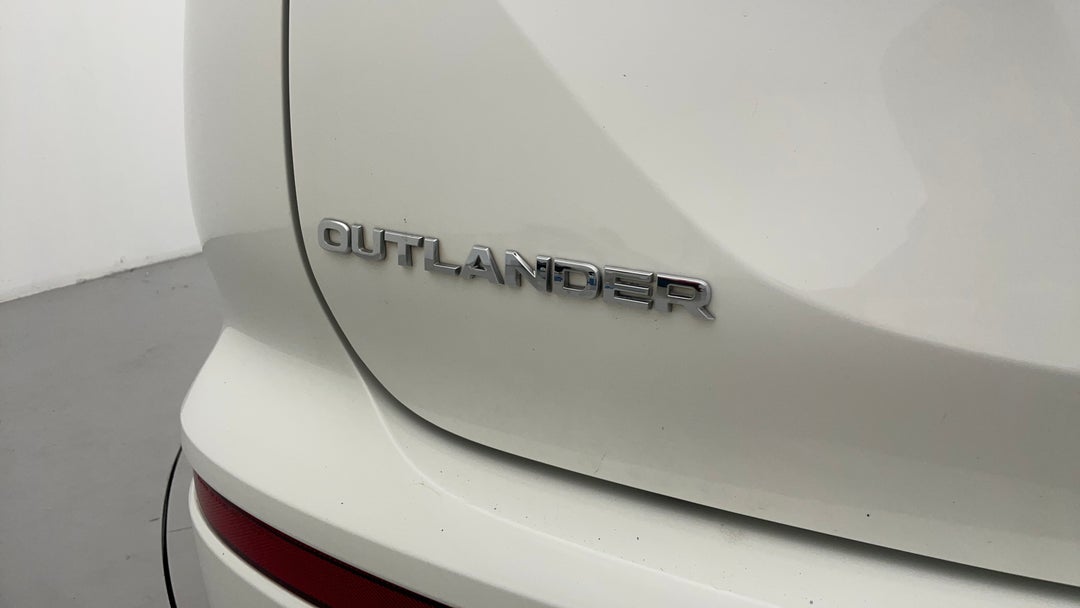 2022 Mitsubishi Outlander Es 7 Seat (AWD), Automatic, 56136 km, Badge (Boot Left Side)