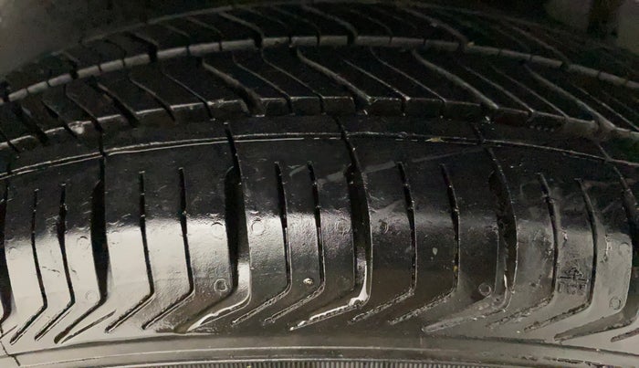 2016 Maruti Swift VXI, Petrol, Manual, 65,853 km, Left Rear Tyre Tread