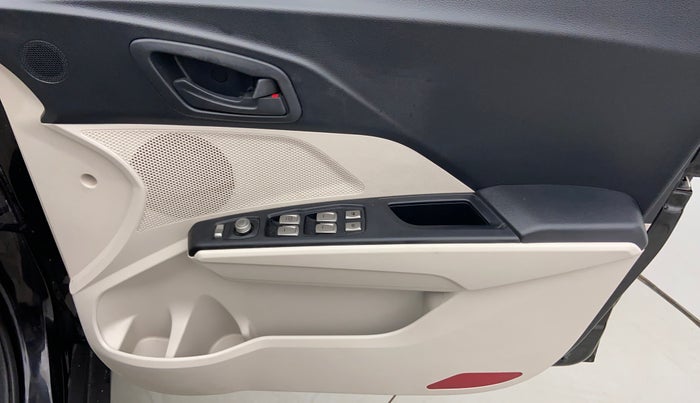 2019 Mahindra XUV300 1.2 W6 MT, Petrol, Manual, 9,365 km, Driver Side Door Panels Controls