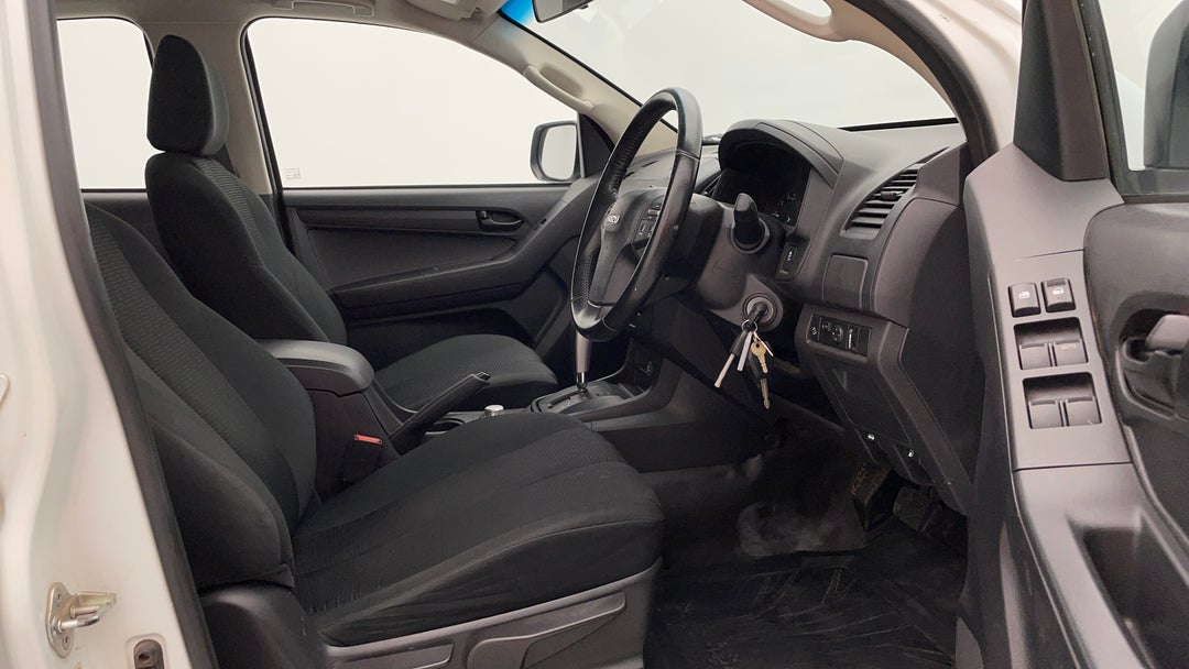 2018 Isuzu D-MAX Sx (4x4), Automatic, 133140 km, Right Side Front Door Cabin View