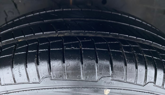 2016 Maruti Ciaz VDI+ SHVS, Diesel, Manual, 88,183 km, Left Front Tyre Tread