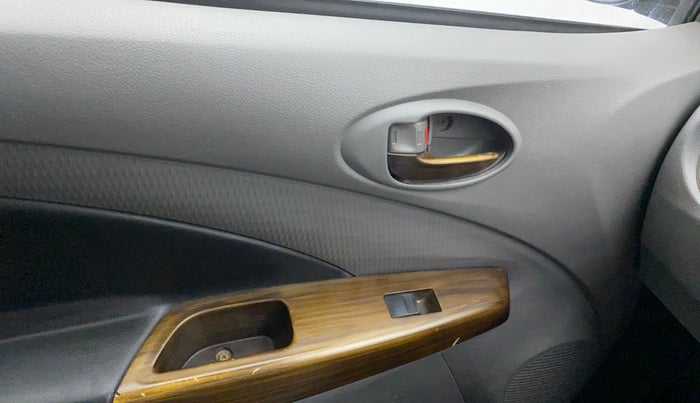 2011 Toyota Etios Liva VX, Petrol, Manual, 1,21,217 km, Left front window switch / handle - Power window makes minor noise