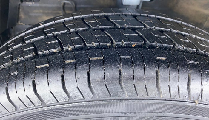 2014 Maruti Swift Dzire VDI BS IV, Diesel, Manual, 39,475 km, Left Front Tyre Tread