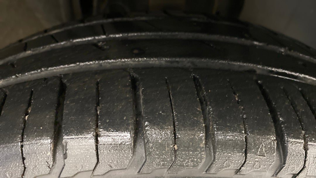 Right Front Tyre Tread