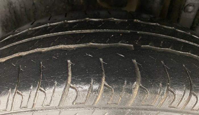 2015 Maruti Swift VXI D, Petrol, Manual, 32,764 km, Left Rear Tyre Tread