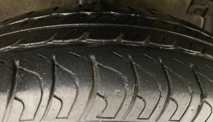 2015 Maruti Swift VXI D, Petrol, Manual, 32,764 km, Right Front Tyre Tread