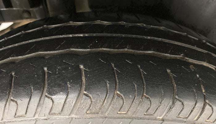 2015 Maruti Swift VXI D, Petrol, Manual, 32,764 km, Right Rear Tyre Tread