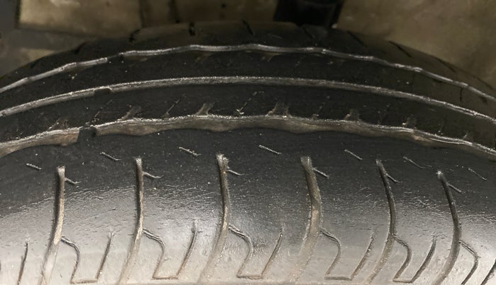 2015 Maruti Swift VXI D, Petrol, Manual, 32,764 km, Left Front Tyre Tread