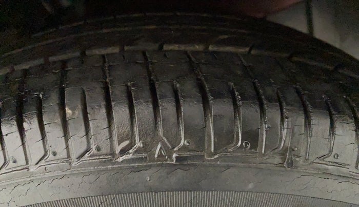 2013 Hyundai i10 MAGNA 1.1, Petrol, Manual, 18,933 km, Left Front Tyre Tread