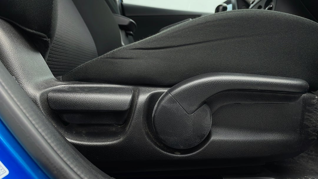 2013 Mazda 3 Neo, Manual, 112877 km, Drivers Side Adjustment Panel