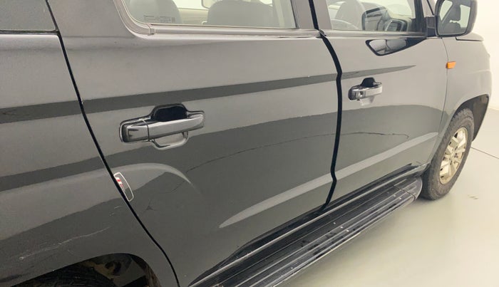 2016 Mahindra TUV300 T8 AMT, Diesel, Automatic, 1,08,057 km, Right rear door - Paint has faded