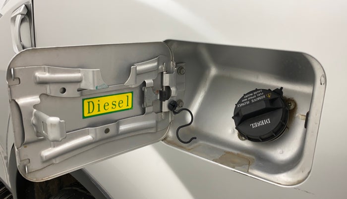 2018 Mahindra XUV500 W10 AT, Diesel, Automatic, 97,053 km, Left quarter panel - Fuel lid lock has slight discoloration