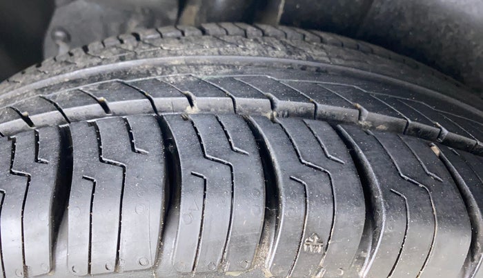2016 Maruti Ertiga VXI, Petrol, Manual, 50,179 km, Right Rear Tyre Tread
