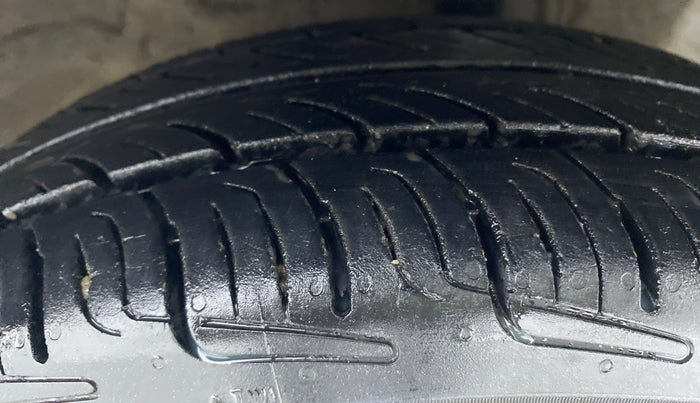 2016 Hyundai Eon D LITE PLUS, Petrol, Manual, 39,169 km, Right Front Tyre Tread