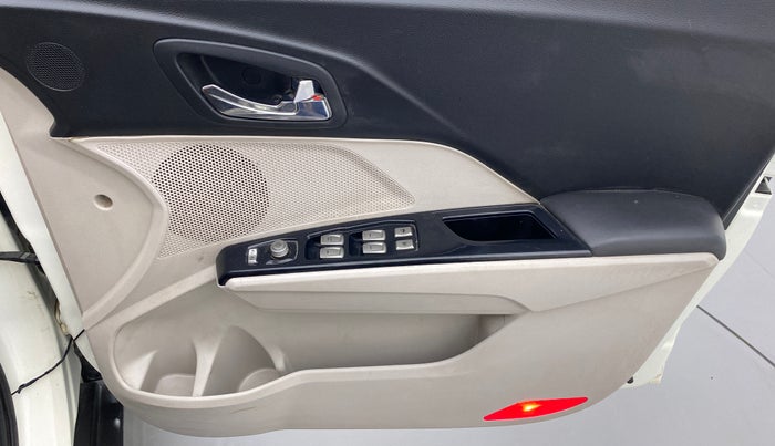 2020 Mahindra XUV300 W8 1.5 DIESEL AMT, Diesel, Automatic, 55,875 km, Driver Side Door Panels Control