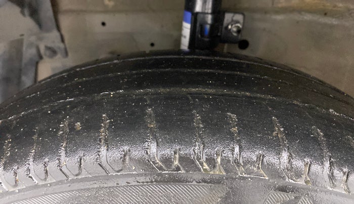 2014 Maruti Swift Dzire VDI, Diesel, Manual, 1,07,662 km, Left Front Tyre Tread