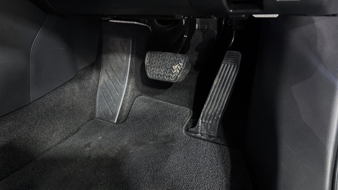 2022 Toyota RAV4 Xse (2WD) Hybrid, Automatic, 35441 km, Pedals and Footmat