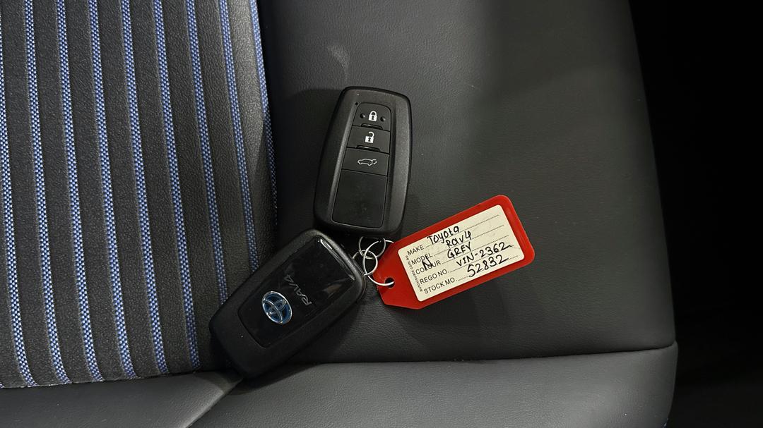 2022 Toyota RAV4 Xse (2WD) Hybrid, Automatic, 35441 km, Key Close-up