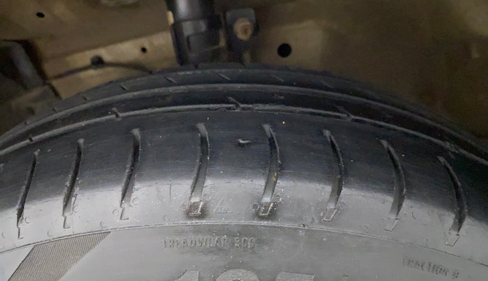 2016 Maruti Swift Dzire VDI ABS, Diesel, Manual, 1,05,240 km, Left Front Tyre Tread