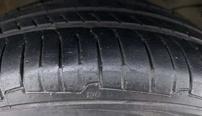 2014 Honda Brio S MT, Petrol, Manual, 75,029 km, Right Front Tyre Tread
