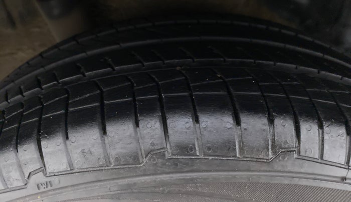2014 Honda Brio S MT, Petrol, Manual, 75,029 km, Right Rear Tyre Tread