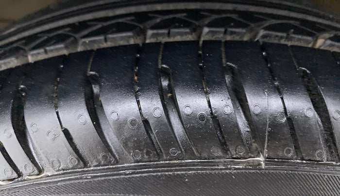 2014 Honda Brio S MT, Petrol, Manual, 75,029 km, Left Front Tyre Tread