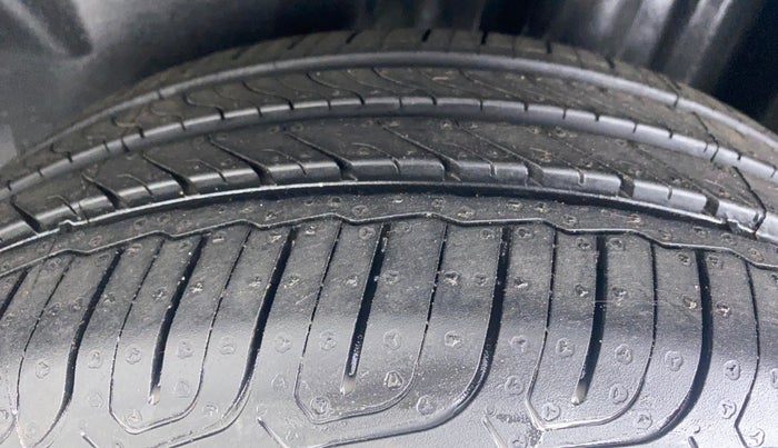 2014 Volkswagen Vento HIGHLINE PETROL, Petrol, Manual, 89,614 km, Left Rear Tyre Tread