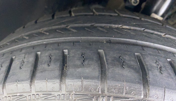 2014 Volkswagen Vento HIGHLINE PETROL, Petrol, Manual, 89,614 km, Left Front Tyre Tread