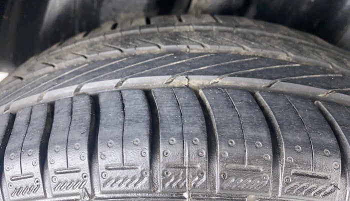 2014 Volkswagen Vento HIGHLINE PETROL, Petrol, Manual, 89,614 km, Right Rear Tyre Tread