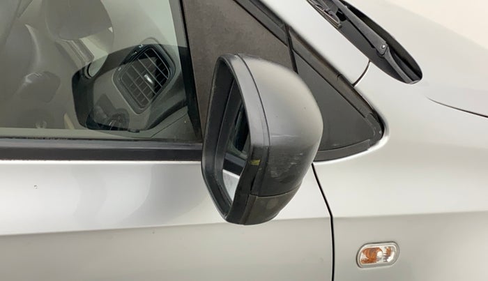 2012 Volkswagen Vento TRENDLINE 1.6, Petrol, Manual, 1,21,003 km, Right rear-view mirror - Cover has minor damage