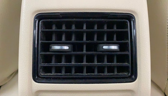2012 Volkswagen Vento TRENDLINE 1.6, Petrol, Manual, 1,21,003 km, Rear AC Vents