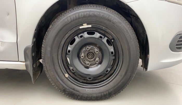 2012 Volkswagen Vento TRENDLINE 1.6, Petrol, Manual, 1,21,003 km, Right Front Wheel