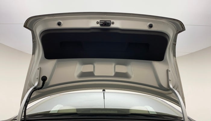 2012 Volkswagen Vento TRENDLINE 1.6, Petrol, Manual, 1,21,003 km, Boot Door Open