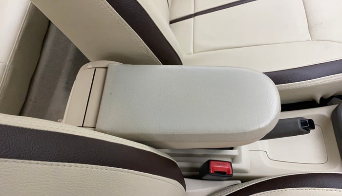 2012 Volkswagen Vento TRENDLINE 1.6, Petrol, Manual, 1,21,003 km, Front left seat (passenger seat) - Armrest has minor damage