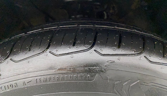 2016 Hyundai Verna 1.6 CRDI SX, Diesel, Manual, 1,15,155 km, Right Front Tyre Tread