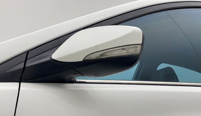 2016 Hyundai Verna 1.6 CRDI SX, Diesel, Manual, 1,15,155 km, Left rear-view mirror - Cover has minor damage