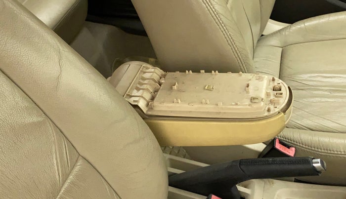 2011 Volkswagen Vento HIGHLINE 1.6 MPI, Petrol, Manual, 35,257 km, Driver seat - Armrest has miinor damage