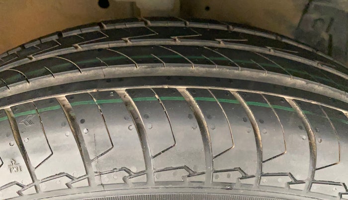 2015 Maruti Swift VXI, Petrol, Manual, 47,606 km, Right Front Tyre Tread