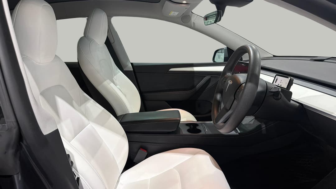 2023 Tesla Model Y Rear-wheel Drive, Automatic, 60107 km, Right Side Front Door Cabin View