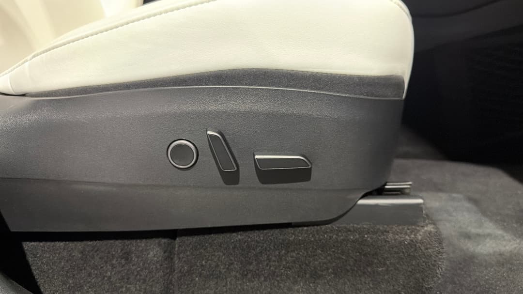 2023 Tesla Model Y Rear-wheel Drive, Automatic, 60107 km, Drivers Side Adjustment Panel