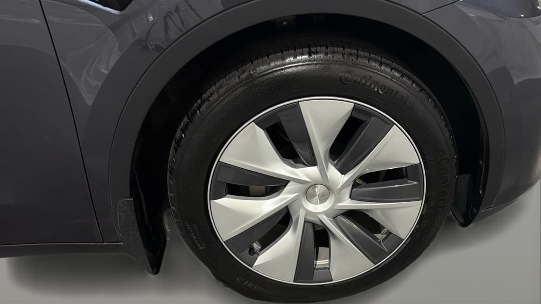 2023 Tesla Model Y Rear-wheel Drive, Automatic, 60107 km, Right Front Wheel