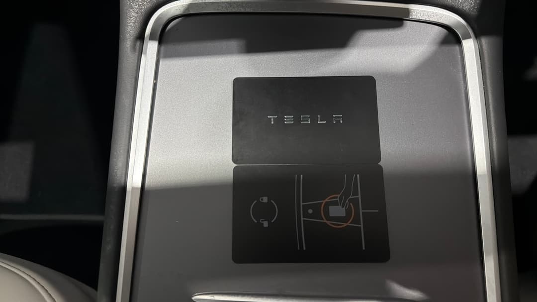 2023 Tesla Model Y Rear-wheel Drive, Automatic, 60107 km, Key Close-up