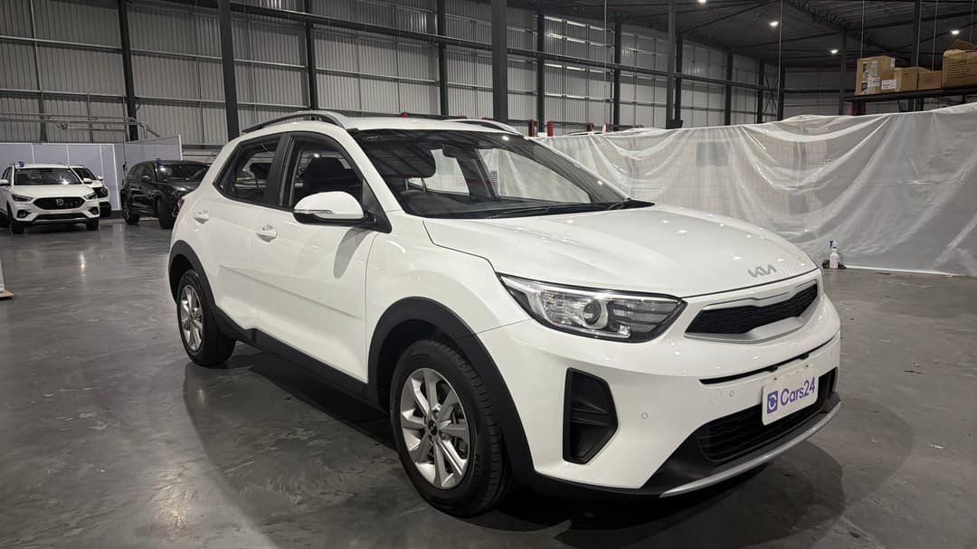 2024 Kia Stonic S, Automatic, 14623 km, Right Front Diagonal (45- Degree) View