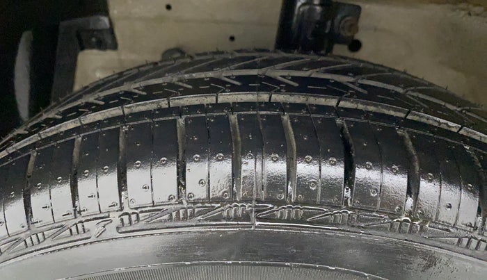 2014 Maruti Swift VXI, CNG, Manual, 44,012 km, Left Front Tyre Tread