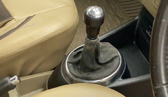 2011 Hyundai i20 SPORTZ (O) 1.2, Petrol, Manual, 32,464 km, Gear lever - Boot cover slightly torn