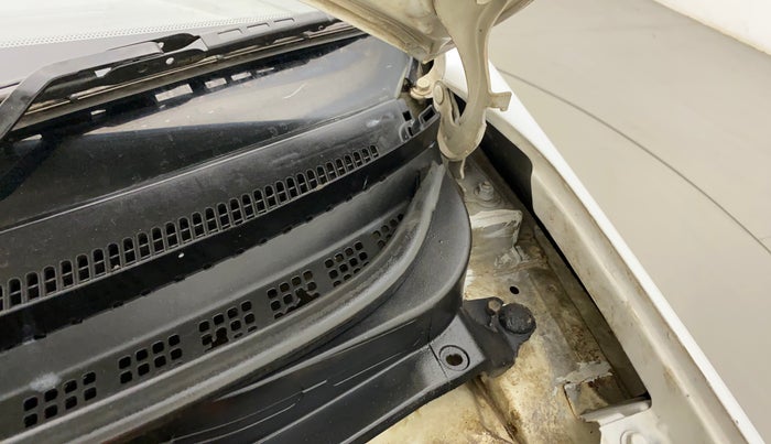 2011 Hyundai i20 SPORTZ (O) 1.2, Petrol, Manual, 32,464 km, Bonnet (hood) - Cowl vent panel has minor damage
